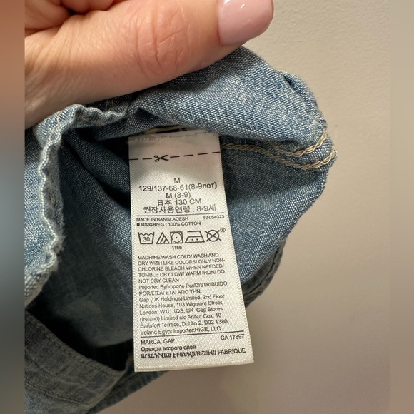 GAP- kids Chambray button up shirt. Size medium - Picture 3 of 3